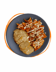 Chilaquiles con queso, crema, cebolla y frijoles, servidos con birote.