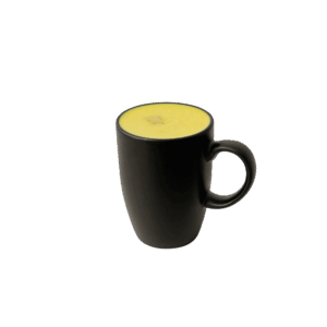 Taza de leche dorada de 350 ml elaborada con cúrcuma y jengibre.