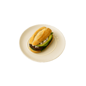 Lonche de portobello en bolillo con queso de cabra, crema, jitomate, lechuga y aguacate.