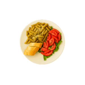 Plato de pasta fusilli con pollo, salsa pesto, queso parmesano y ensalada de vegetales.