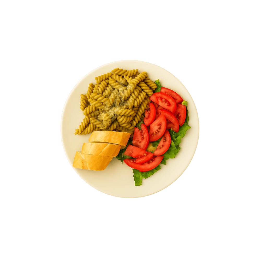 Plato de pasta fusilli con pollo, salsa pesto, queso parmesano y ensalada de vegetales.