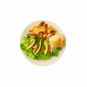 Plato de pasta fusilli con vegetales y salsa pesto, acompañado de ensalada y pan.
