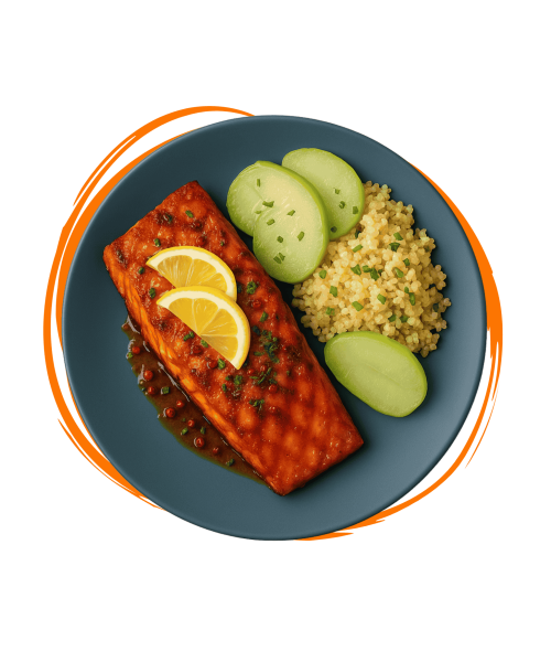 Filete de salmón servido con arroz blanco y chayote al vapor.